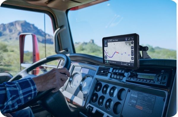 Förare styr lastbil med GPS-navigering på instrumentpanelen